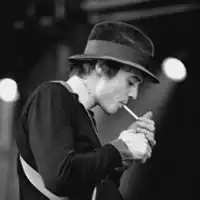 求男生带着帽子低头的头像,最好图片是黑白色的