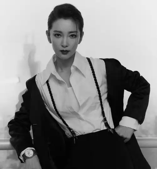 羡慕了李冰冰合照张小斐,亲倪妮搂孙俪摸杨幂,堪称女神收割机