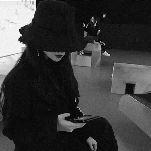 女生头像高级黑白调