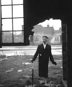 英国女子黑帮街头摆拍