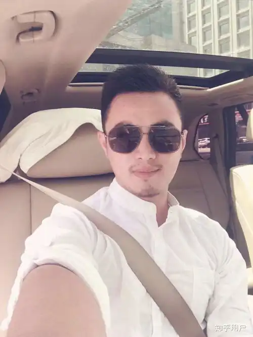 在探探认识的男生,骗你去投资加拿大28,有没有认识这个男人的