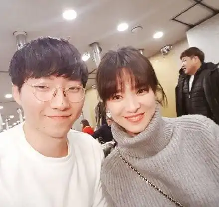 宋慧乔眨眼嘟嘴少女感爆棚,全剧组看男朋友大结局很温馨