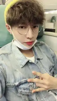 组图张艺兴机上自拍秀v脸肤白唇红青春少年