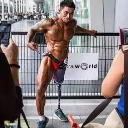 他只有一条腿,却比大多数人强,这才是真正的男人