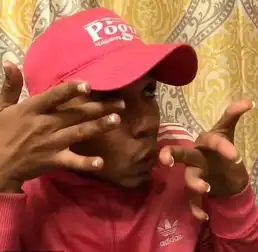 美国男网红模仿女性保护指甲网友惊呼怎么这么像