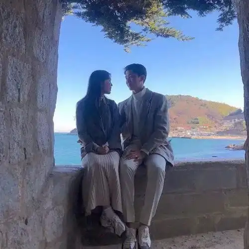 情侣头像情侣头像真人一人一半黑白侧脸0527期