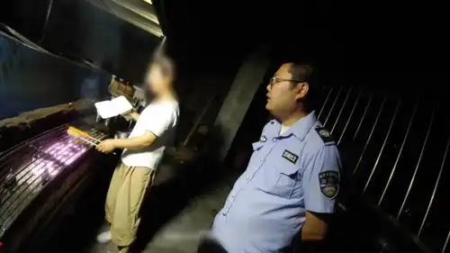 男子报警称四五个人在家要强奸他老婆,警方到现场却发现他老婆正在卖烧烤