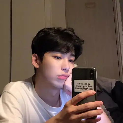 头像一个人吃饭觉得孤单,但一个人吃零食就不会