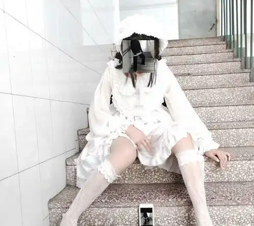 腹肌举牌弱爆了,最近洛丽塔举牌火了,秀儿都拿来当头像