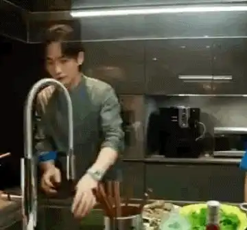 大气的服气成熟男人朱一龙被吓到了还能那么帅