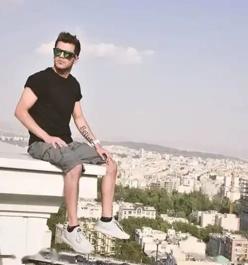 伊朗28岁男子发布和女性亲吻照片,被警方以行为低俗为由逮捕