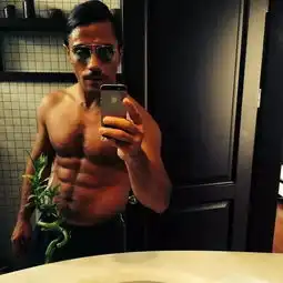 撒把盐成了今年最火网红,果然够拽够骚够帅气