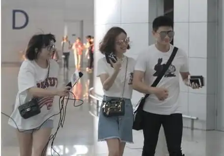 刘诗诗都当妈了还像小姑娘,穿牛仔裙清纯甜美,身旁吴奇隆变跟班