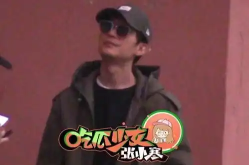 陈楚生片场吸烟时与孩子视频,昔日快男形象大变,自曝初中起吸烟