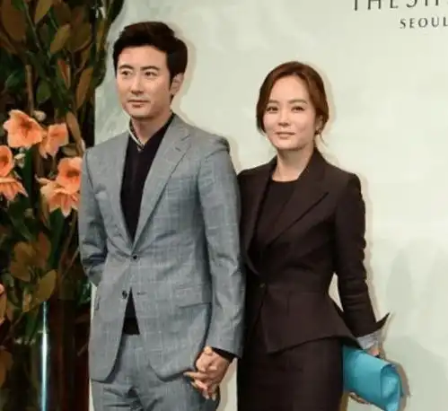 娱乐圈又有一对夫妻离婚,两人都亲自发文官宣,但男方是无缝衔接