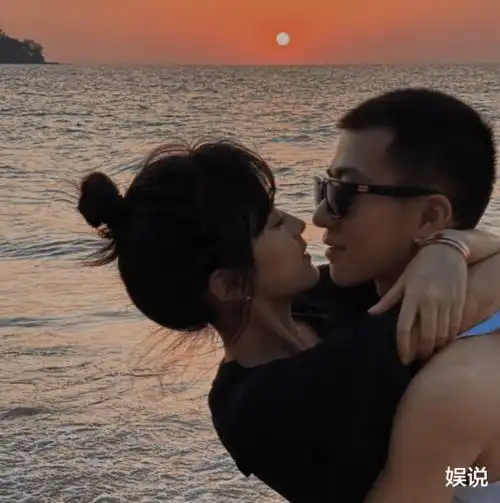 男生疯狂吃醋时,才会有的3种动作,再不哄小奶狗就成别家的了