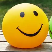 卡通小男孩抱着猫头像