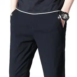 去机场才知道牛仔裤不吃香了现流行穿这男裤,尽显霸气男人味