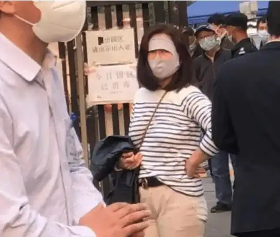 老外拒戴口罩殴打保安被撂倒事件,其妻子诉苦聊天记录曝光