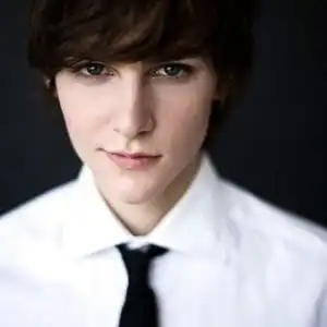 白衫黑领带帅锅