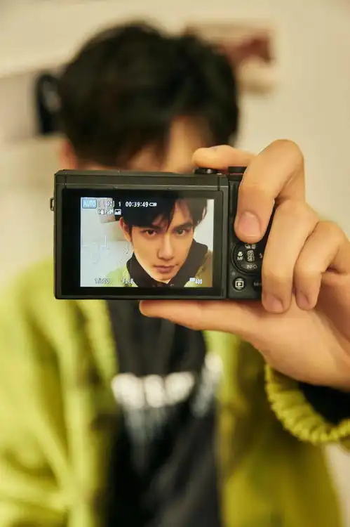 露腹肌打擦边这届内娱年下男明星都这么野的吗