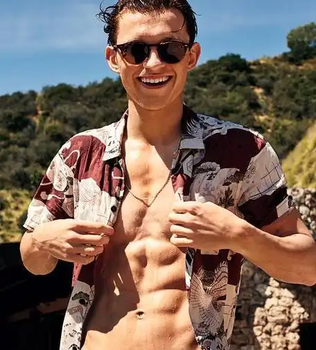 24岁荷兰弟近照壮一圈八块腹肌人鱼线变猛男,打高尔夫玩嗨了