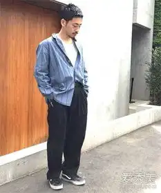 男生条纹衬衫搭配法则百搭又个性的单品展现慵懒风情