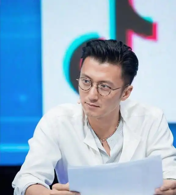 谢霆锋帅气造型,很有男人味,关键还懂六国语言这太全能了