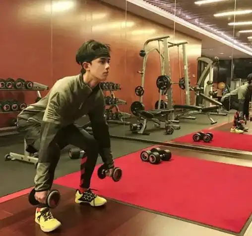 国民初恋吴磊的健身私房照,请赐我一个吴磊同款