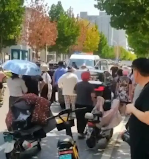 江苏一宝马男当街殴打发妻,只因抓到小情人俩人都不是好东西