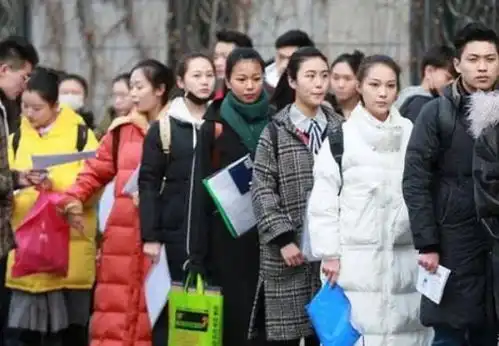 2021艺考新晋男神,行走的招生简章,网友看后却有不同想法
