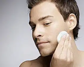 男人肌肤的困扰一到秋冬脸上就容易干燥容易泛红,怎么办