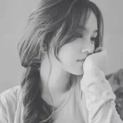 qq黑白女生头像霸气,活在别人的掌声中女生