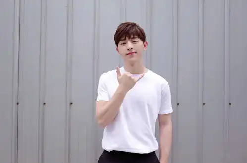 邓伦厉害了出道4年演17部剧,身穿白t恤配会西装尽显男士成熟