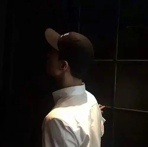 男生头像夜里最后一个想到的也是你