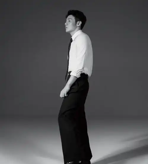 李荣浩太可爱了,穿水晶人字拖走机场,还特地搭配了一身炫酷造型