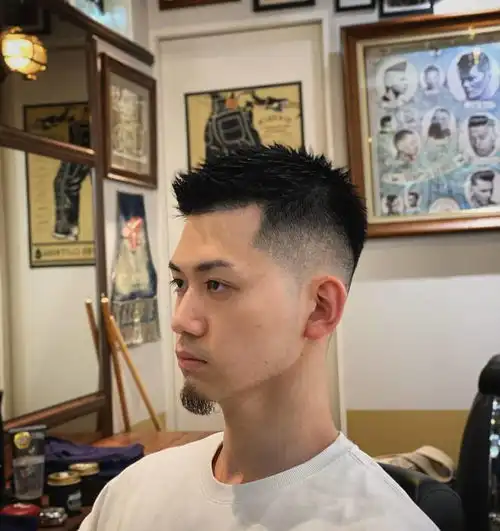 男人过了35岁,两侧铲短发型精神帅气的不二之选