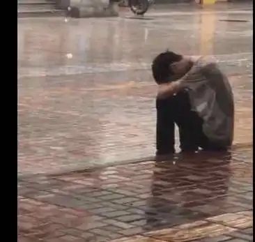 男子独自坐在雨中,落寞的背影引起网友共鸣,网友看到了我自己