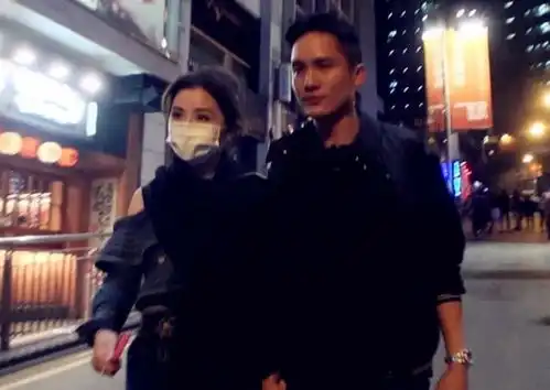 阿sa与百亿太子爷十指紧扣参加聚会,高调秀恩爱不惧记者镜头