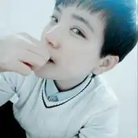 求一个白色背景白色衣服的可爱男生一只手托着下巴的头像可以帮我找一下吗