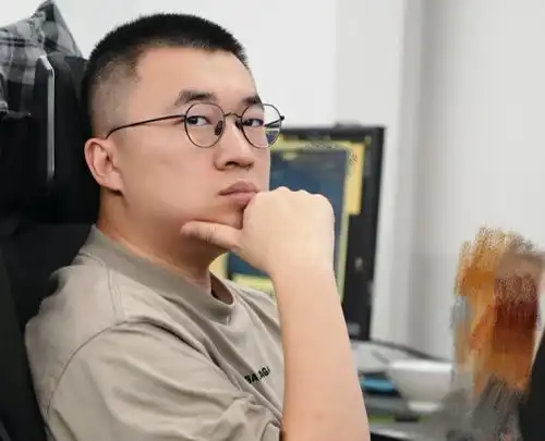 新赛季小虎体型严重发福,像中年油腻大叔,队服盖不住大肚腩