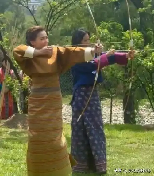 泰王夫妇体验射箭,苏提达王后换上不丹女装,拉弓又美又飒