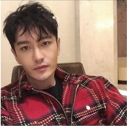 42岁冯绍峰暴瘦似竹竿,皮肤苍白无血色,状态不比黄晓明好