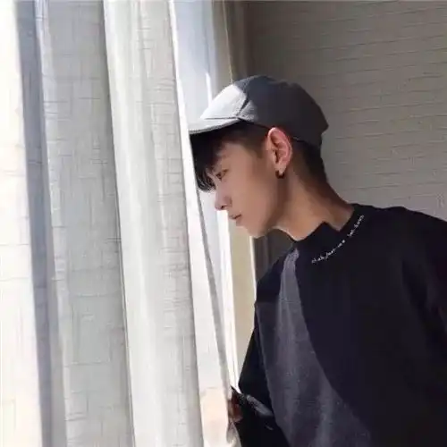 头像人要是倒霉起来,吃火锅不管坐哪里,烟都往你脸上飘