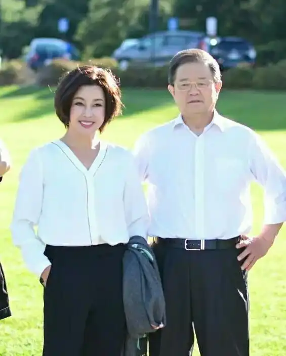 刘晓庆与老公同穿白衣黑裤现身,一个派头十足,一个貌美如花