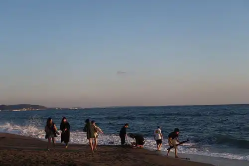 镰仓海边嬉闹的青年男女们