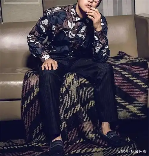 最新喇叭裤奶奶鞋花衬衫30年前的时尚太香了