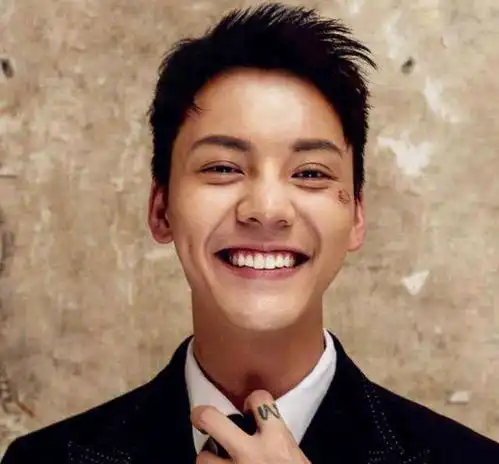 原来男神小时候都胖过胡歌是精致小胖子,陈伟霆竟撞脸郝劭文