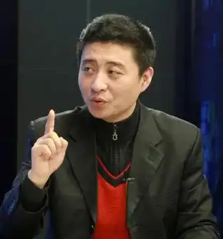 演员周炜白发苍苍,妻子气质好魅力十足,儿子年纪小口才却了得