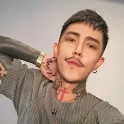 右手纹了一个蝴蝶脖子上纹了一个红色的十字架的男网红叫什么名字啊
